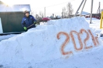 В Советском появился небольшой снежный городок возле дома семьи Иванниковых